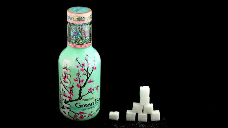 Plastikflasche Arizona Green Tea und Zuckerwürfel-Pyramide