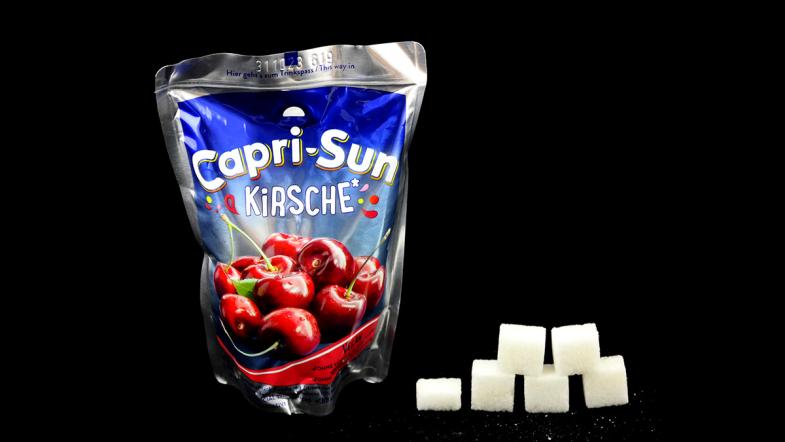 Trinkpäckchen Capri-Sun Kirsche und Zuckerwürfel-Pyramide