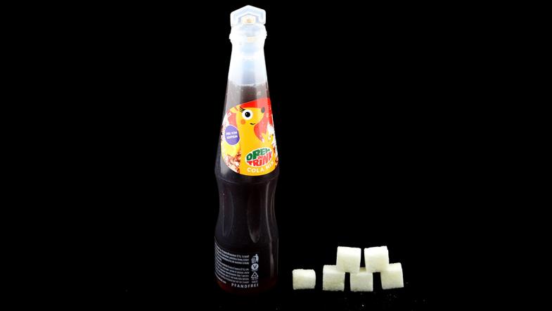 Plastikflasche dreh und trink Cola-Mix und Zuckerwürfel-Pyramide
