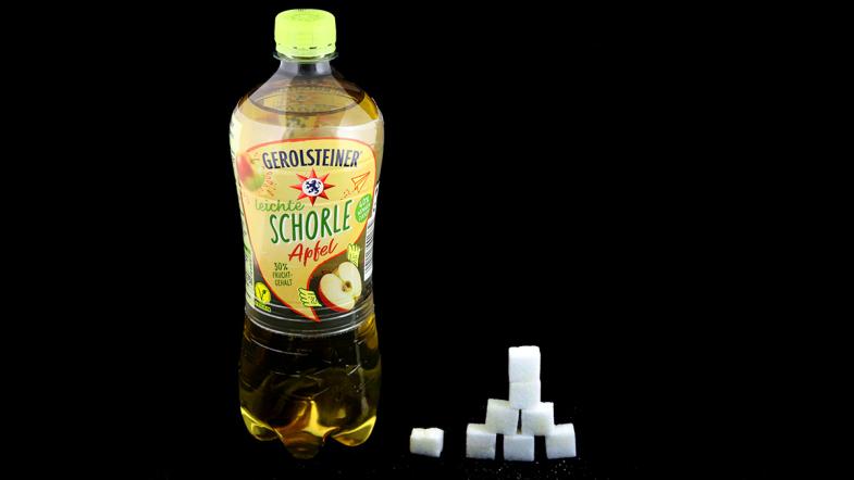 Plastikflasche Gerolsteiner Apfelschorle und Zuckerwürfel-Pyramide