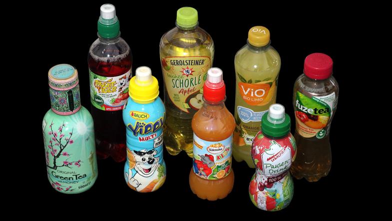 Acht Plastikflaschen mit Erfrischungsgetränken