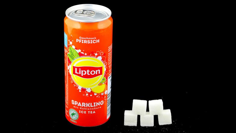 Aludose Lipton Sparkling Ice Tea und Zuckerwürfel-Pyramide