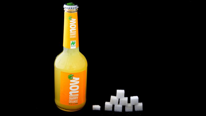 Glasflasche now und Zuckerwürfel-Pyramide