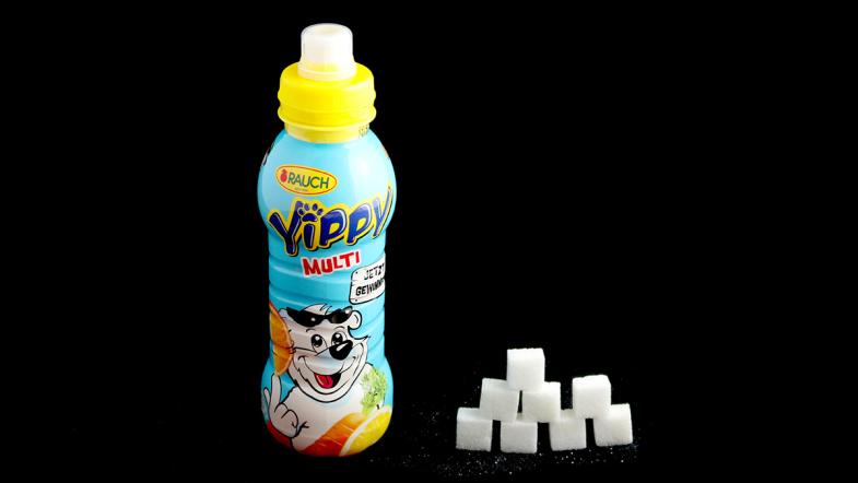 Plastikflasche Rauch Yippy und Zuckerwürfel-Pyramide