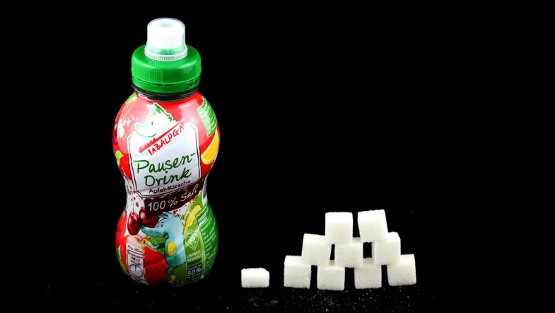 Plastikflasche Tabaluga Pausendrink und Zuckerwürfel-Pyramide