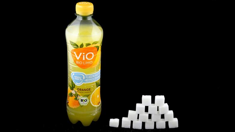 Plastikflasche Vio Bio Orange und Zuckerwürfel-Pyramide