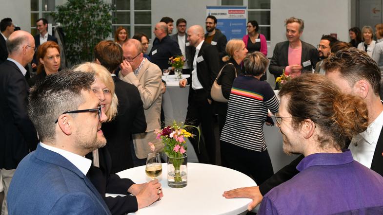 Menschen an Tischen bei der Preisverleihung