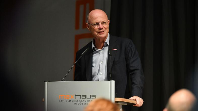 Laudator am Redepult