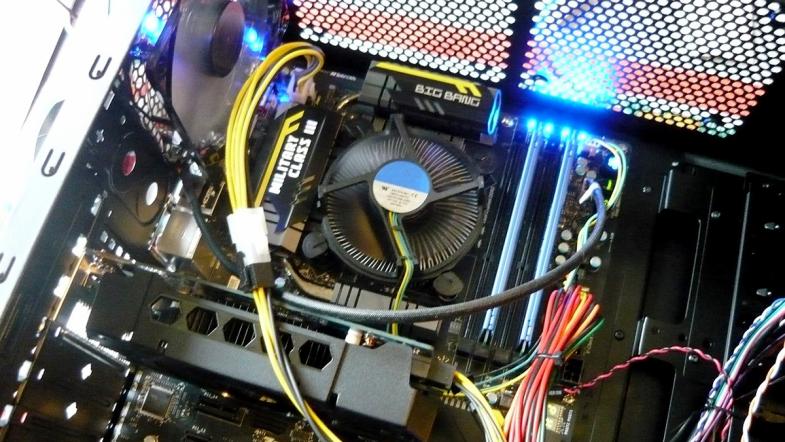 Mainboard, Prozessorkühler und Kabel in einem offenen PC-Gehäuse