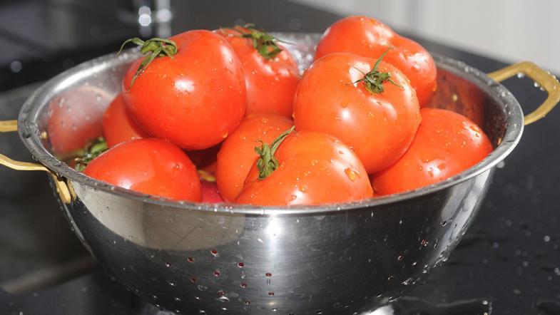 Tomaten in einer Metallschale