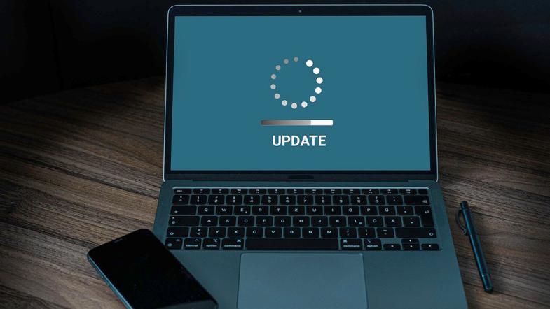 Aufgeklappter Laptop zeigt "Update" auf dem Bildschirm