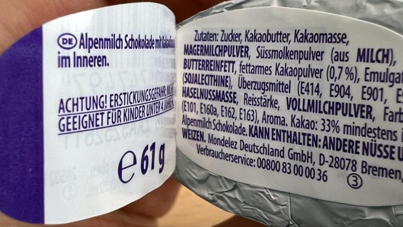 Boden eines Milka-Schokoladenweihnachtsmanns mit aufgeklapptem Info-Aufkleber