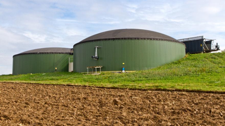 Eine Biogasanlage steht vor einem Acker