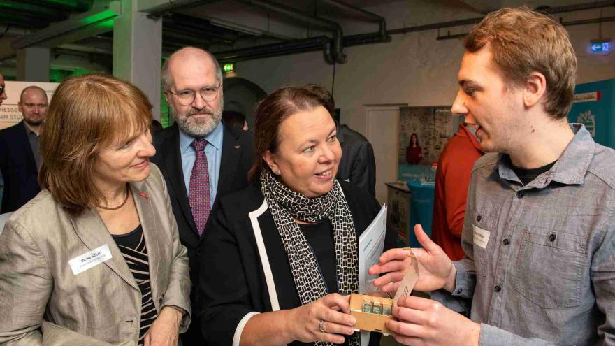 Preisträger Jonathan Pohlke und NRW-Umweltministerin Ursula Heinen-Esser 