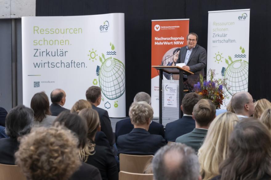 Jemand hält am Pult eine Rede