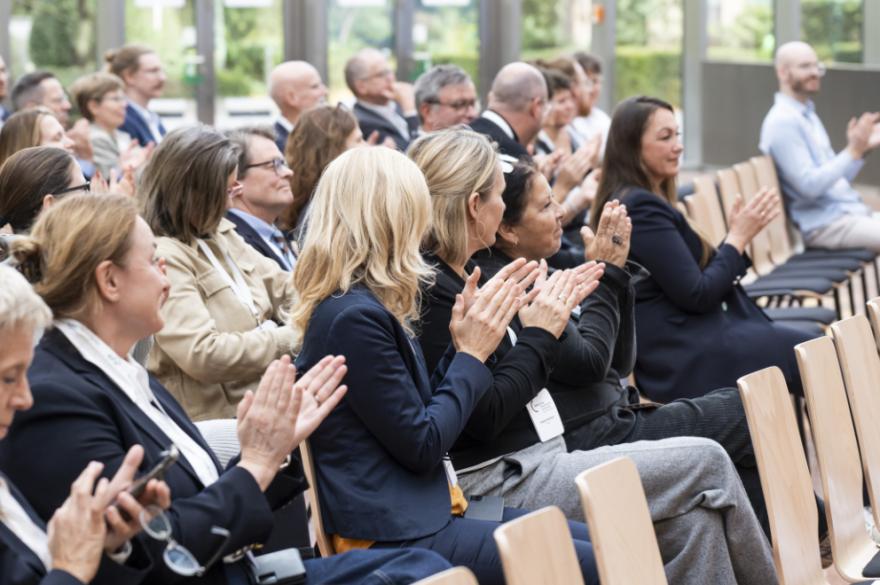 Blick auf die Sitzreihen mit applaudierenden Zuschauern