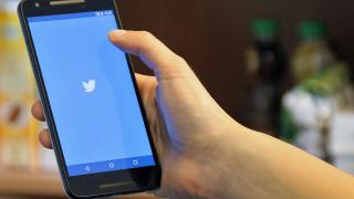 Twitter auf einem Smartphone in einer Hand