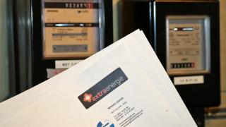 Eine Rechnung des Anbieters Extra-Energie vor zwei Stromzählern