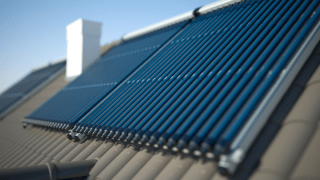 Auf einem Dach ist ein Solarmodul installiert.