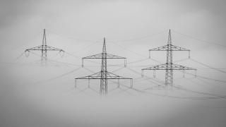 Drei Strommasten im Nebel
