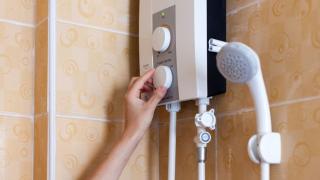 Hand am Durchlauferhitzer