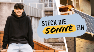 Jugendlicher lehnt sich an Balkonbrüstung, neben ihm ein Balkonkraftwerk, in der Mitte des Bildes der Schriftzug "Steck die Sonne ein"