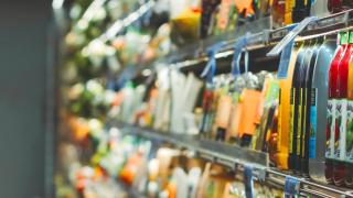 Produkte in einem Kühlregal im Supermarkt