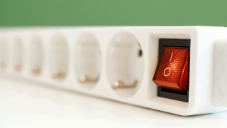 Nahaufnahme Steckdosenleiste mit Schalter