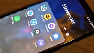 Verschiedene Messenger-Symbole auf einem Smartphone-Display