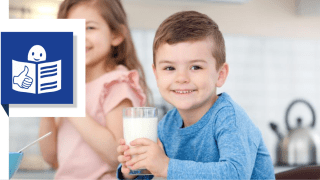 Bild: Kinder, die Milch trinken