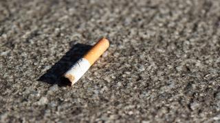 Zigarettenkippe liegt auf der Straße