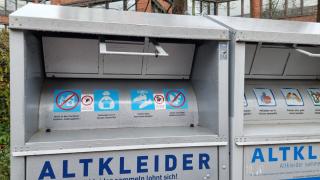 Zwei Altkleidercontainer stehen nebeneinander