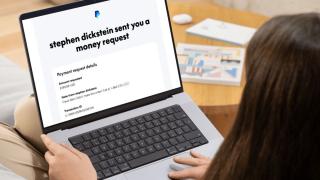 Frau blickt auf Laptop, auf dessen Monitor eine E-Mail mit PayPal-Logo zu sehen ist sowie großer Text: "stephen dickstein sent you a money request"
