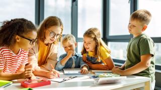 Grundschulkinder in einer Gruppenarbeit