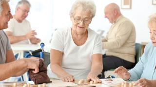 Senioren spielen Bingo im Seniorenheim