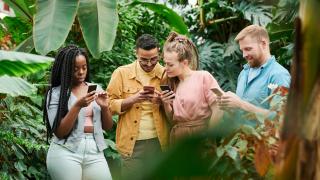 Junge Menschen, die auf Smartphones schauen