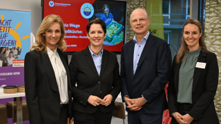 Vier Personen stehen nebeneinander und blicken in die Kamera. Von rechts nach links: Katrin Scholtyssek, Projektleiterin des Kantinenprogramms NRW von der Verbraucherzentrale NRW Wolfgang Schuldzinski, Vorstand der Verbraucherzentrale NRW Silke Gorißen, Ministerin für Landwirtschaft und Verbraucherschutz in NRW Ulrike Lubek, Direktorin des Landschaftsverbands Rheinland