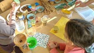 Kinder arbeiten an einem Tisch an einer Lernstation