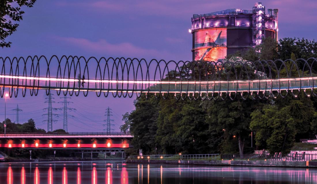 Gasometer bei Nacht