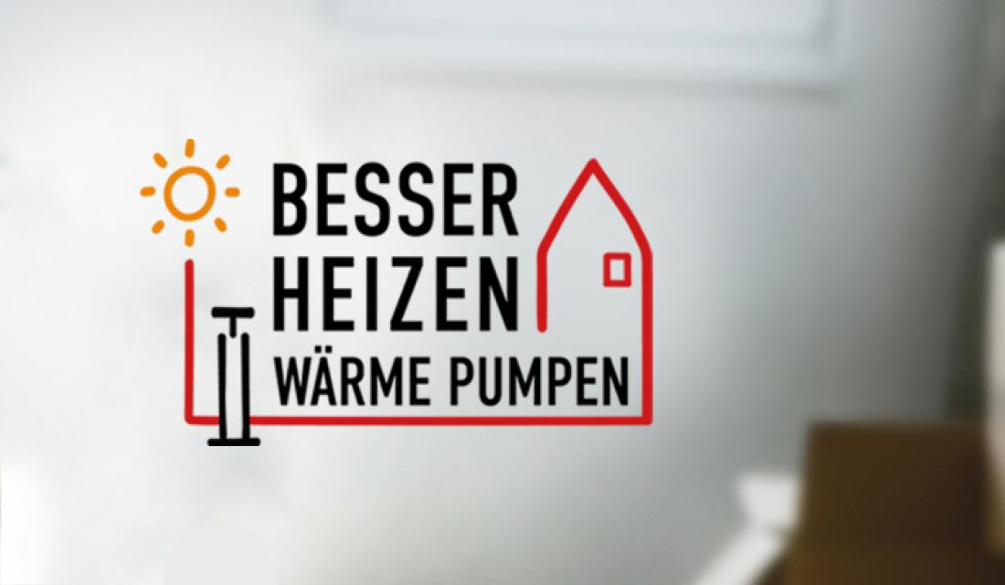 Frau lehnt sich an eine Wand und trinkt aus einer Tasse, daneben Slogan "Besser heizen – Wärme pumpen" 