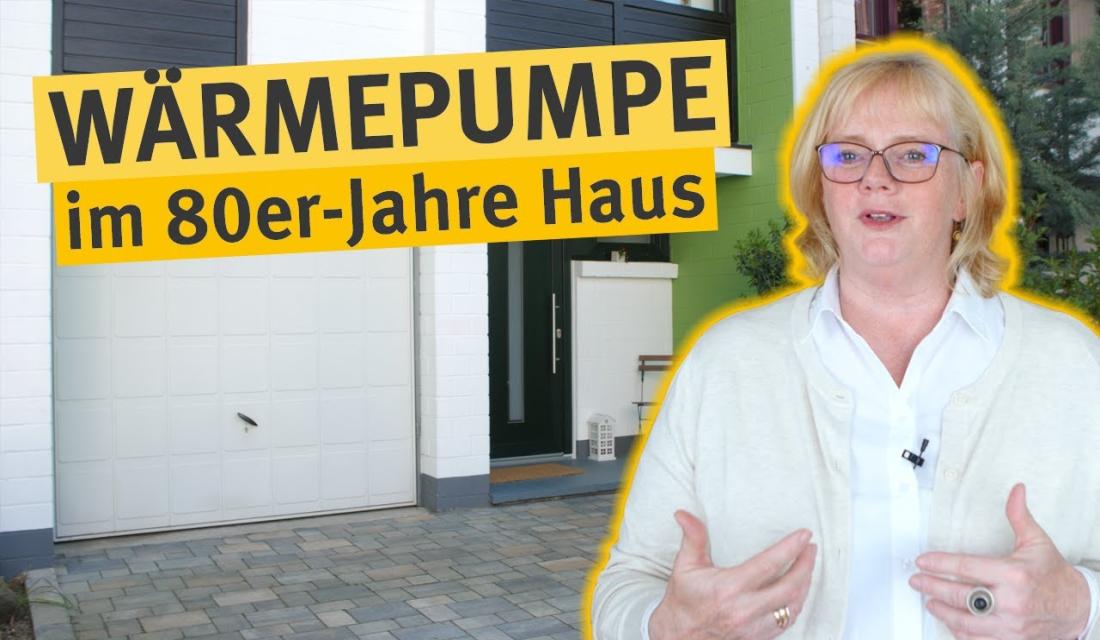 Energieberaterin vor Wohnhaus, Text: Wärmepumpe im 80er-Jahre Haus