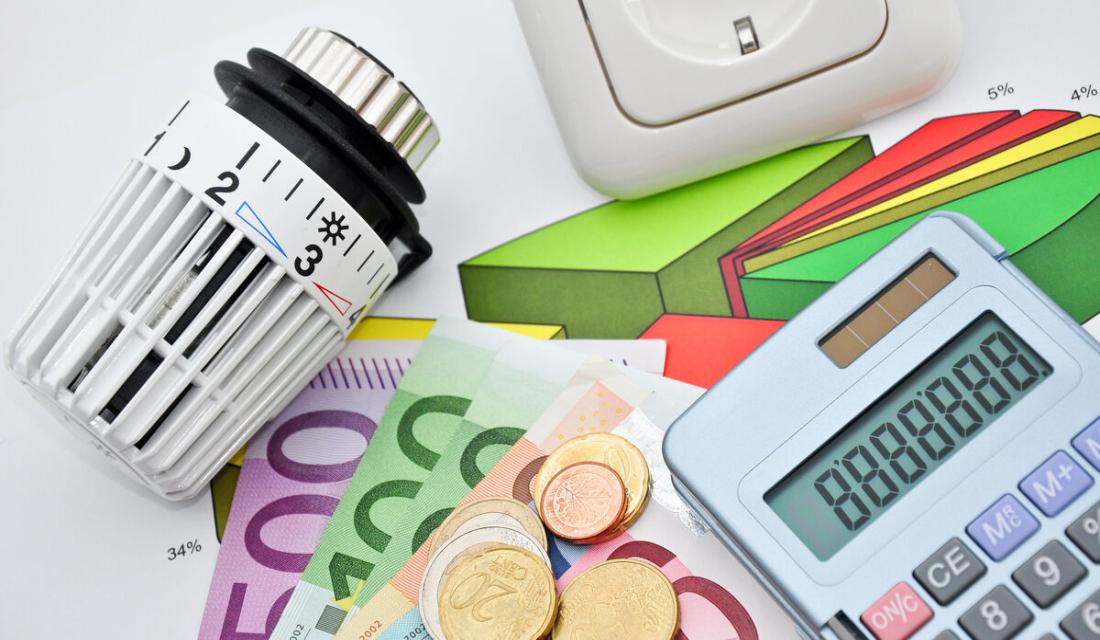 Heizungsthermostat Geldscheine und Taschenrechner