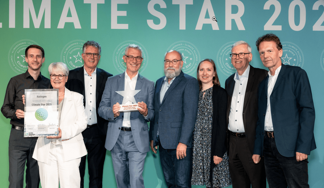 Gewinner des Climate Star Awards 2025: v. l. n. r.: Philip Herms (Klimaschutzmanagement Stadt Ratingen), Susanne Berger (Verbraucherzentrale), Klaus Berle (Bürgersolarberater), Bürgermeister Klaus Pesch, Bernd Groher (Bürgersolarberater), Lilia Paul (Klimaschutzmanagement Stadt Ratingen), Dieter Koenemann (Bürgersolarberater) und Umweltdezernent Professor Bert Wagener