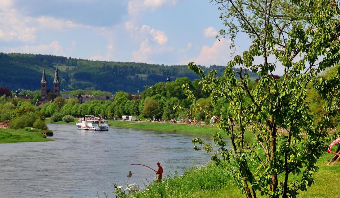 Weserlandschaft bei Höxter mit Ausflugsboot auf dem Fluss