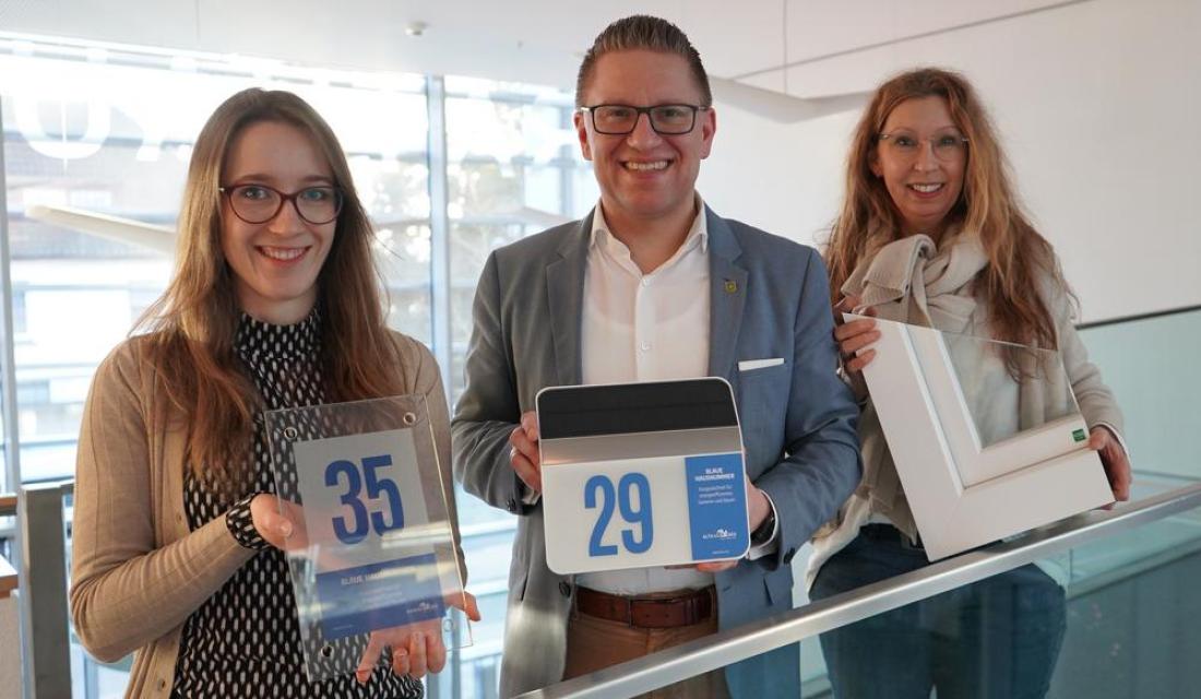 Geben den Startschuss für den Wettbewerb „Blaue Hausnummer“: (v. l.) Klimaschutzmanagerin Isabel Barsties, Bürgermeister Robin Rieksneuwöhner und Energieberaterin Ines Perschke (Verbraucherzentrale NRW).