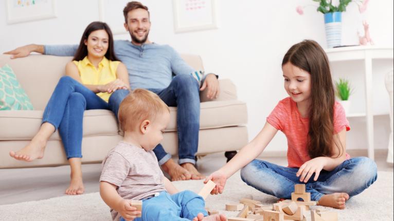 Familie im Wohnzimmer