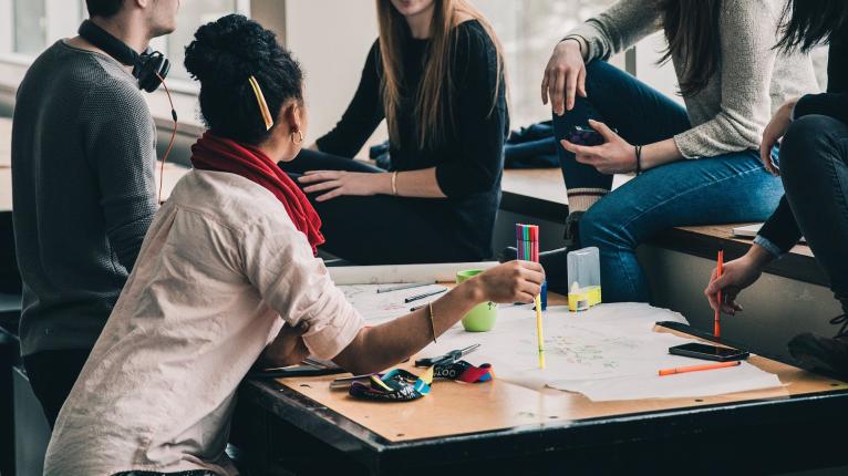 Schüler:innen am Tisch