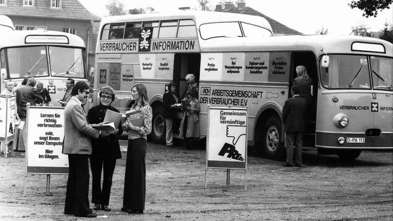 Altes schwarzweiß-Bild mit einem Verbraucherbus und Beraterinnen