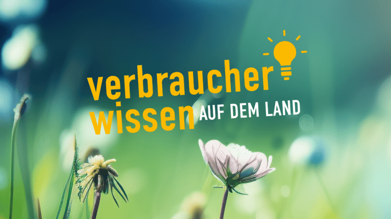 Schriftzug "Verbraucherwissen auf dem Land" vor Blumenwiese im Hintergrund