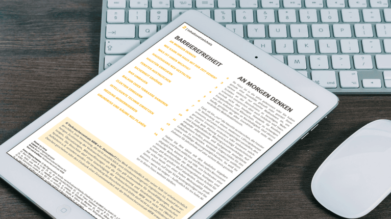Tablet mit PDF-Broschüre, Tastatur und Maus